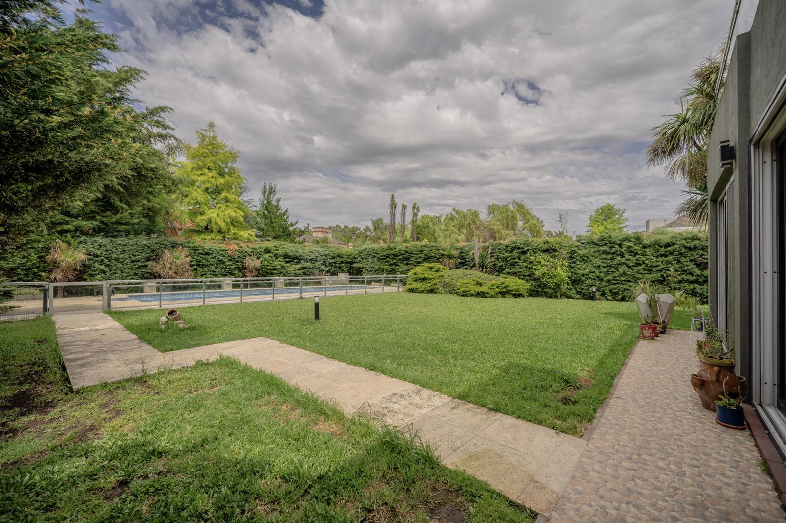 6582285_110876595837931946113493382630594317738504624209619631524544120169023845858723